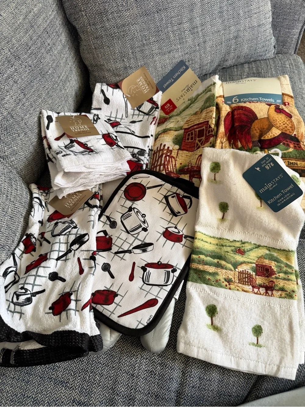 Majestic Farmhouse Red & White Kitchen Towel and Pot Holder Set